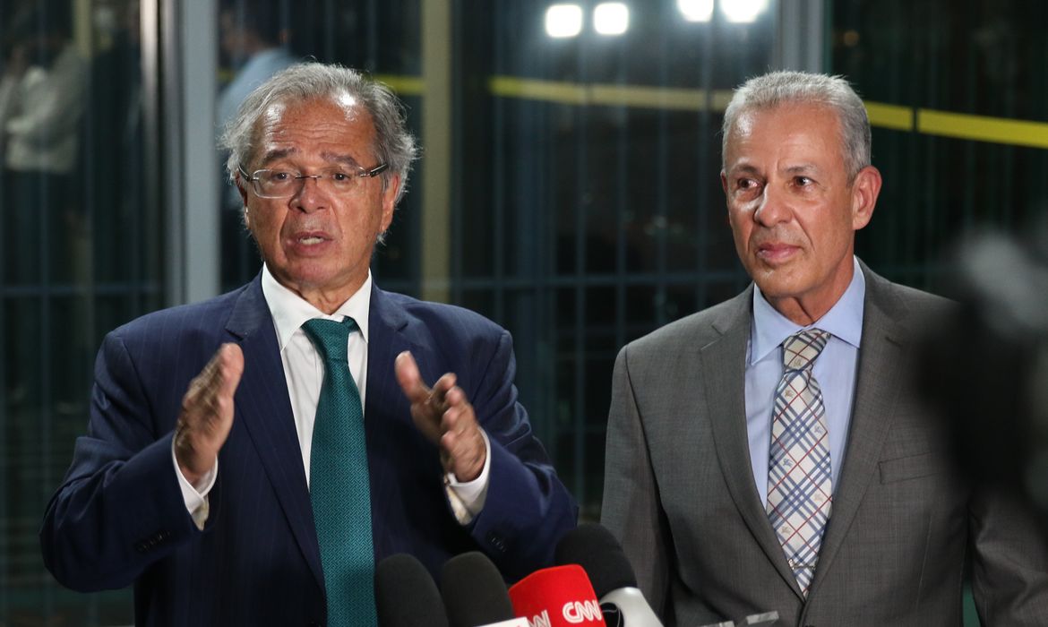 Os ministros da Economia, Paulo Guedes, e de Minas e Energia, Bento Albuquerque, durante entrevista à imprensa