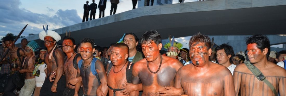 Índios fazem manifestação no Palácio do Planalto. Eles protestam contra a proposta de emenda constitucional sobre a demarcação de terras indígenas