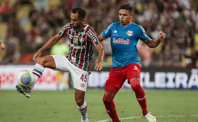 Lima, autor de dois gols na partida, disputa a bola com Jadsom Silva - Fluminense 2 x 2 Bragantino, em 13/04/2024, no Maracanã - primeira rodada