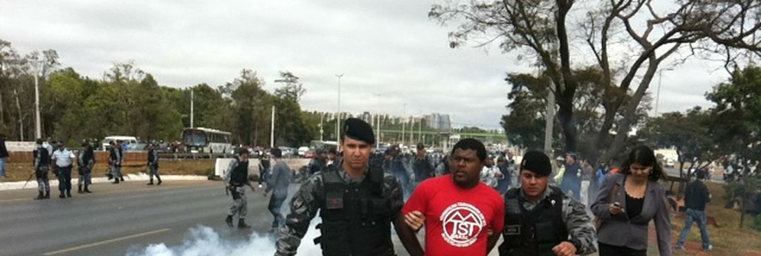 Brasilia - Pelo menos cinco pessoas foram presas por desacato durante uma série de protestos coordenados pelo Movimento dos Trabalhadores Sem Teto (MTST) em algumas das principais vias do Distrito Federal