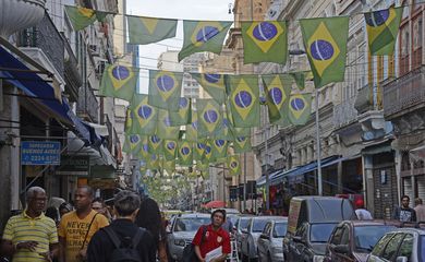  Comerciantes no centro da cidade decoram a Rua Buenos Aires e vendem artigos para torcedores da Copa do Mundo da Rússia 2018.