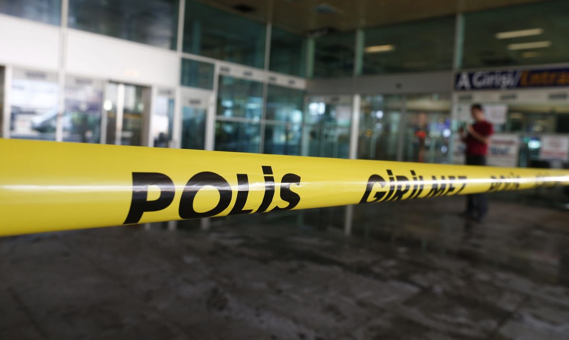 A polícia turca isolou a entrada do Aeroporto Ataturk, em Istambul, na Turquia, após um atentado terrorista que deixou ao menos 41 mortos e mais de 200 feridos
