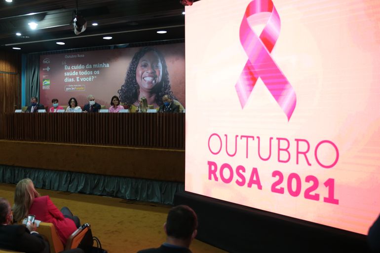 O ministro da Saúde, Marcelo Queiroga, apresenta à imprensa o balanço das ações do Ministério da Saúde na luta contra o câncer de mama durante o Outubro Rosa