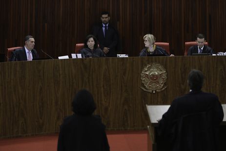 O Tribunal Superior Eleitoral (TSE) realiza sessão extra onde pode julgar o pedido de registro de candidatura do ex-presidente Luiz Inácio Lula da Silva para a presidência da República nas eleições de outubro. 