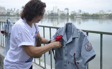 Rio de Janeiro - A organização não governamental Rio de Paz faz manifestação na Lagoa Rodrigo de Freitas em memória dos policiais militares assassinados no Rio em 2017 (Tomaz Silva/Agência Brasil)
