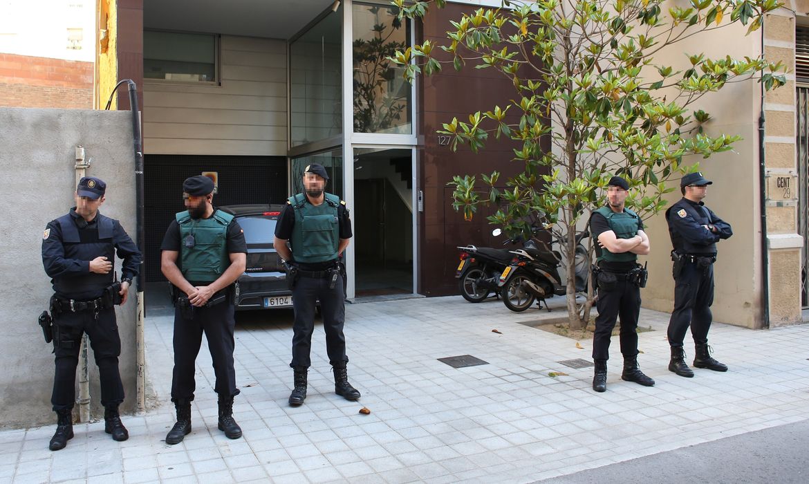Polícia monta guarda em frente à casa do ex-presidente do FC Barça, Sandro Rosell, em Barcelona