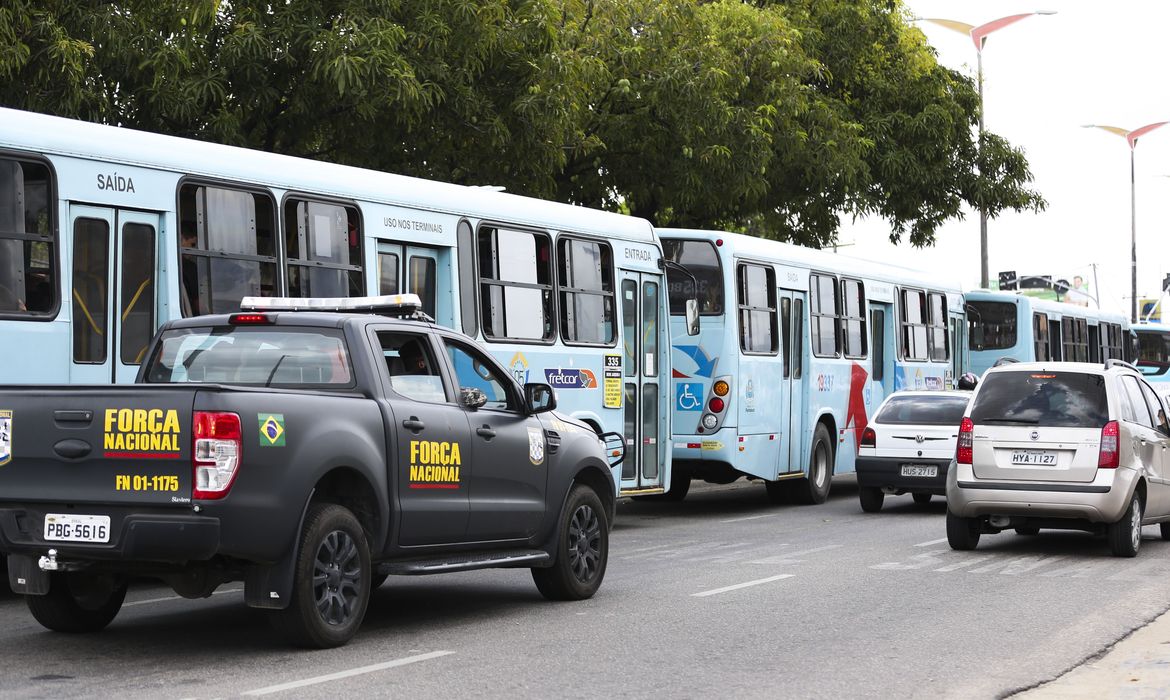 O sistema de transporte público de Fortaleza e da região metropolitana opera abaixo do normal nesta segunda-feira (7), segundo informou o Sindicato das Empresas de Transporte de Passageiros do Estado do Ceará (Sindiônibus).
