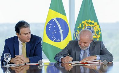 Brasília (DF), 19/05/2025 - Presidente da República, Luiz Inácio Lula da Silva, durante reunião com ministro da Educação, Camilo Santana, para assinatura do Decreto da Nova Política de Educação a Distância (EaD). Palácio do Planalto. Foto: Ricardo Stuckert/PR