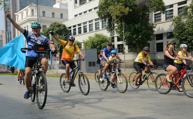Passeio de bicicleta Pedal da Paz, no centro do Rio, tem como objetivo chamar atenção para a convivência pacífica entre pedestres, ciclistas e motoristas. 