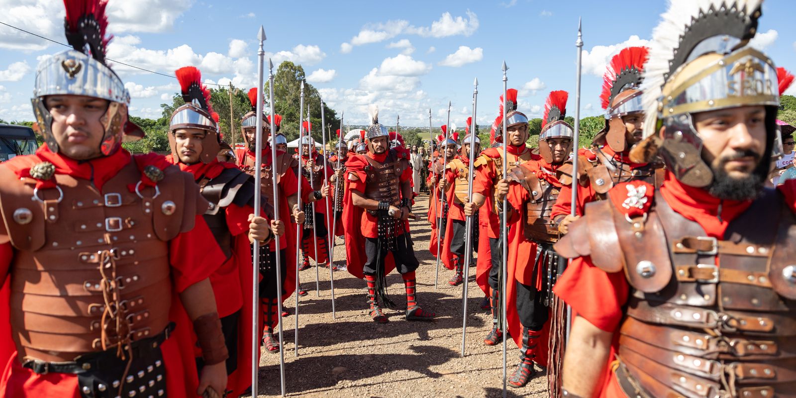 Fiéis acompanham Via Sacra de Sexta-Feira Santa no Distrito Federal