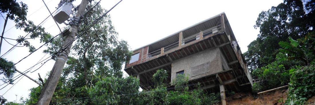 No bairro Quitandinha, o mais atingido, cerca de 500 pessoas tiveram que deixar suas casas e estão em 18 abrigos da prefeitura. As buscas por desaparecidos continuam no bairro
