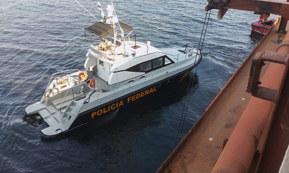 Brasília (DF) 19/08/2024 - PF resgata cinco imigrantes clandestinos em navio cargueiro
Durante a ação, foi constatado que os imigrantes estavam em condições precárias de saúde
Foto: Polícia Federal/Divulgação