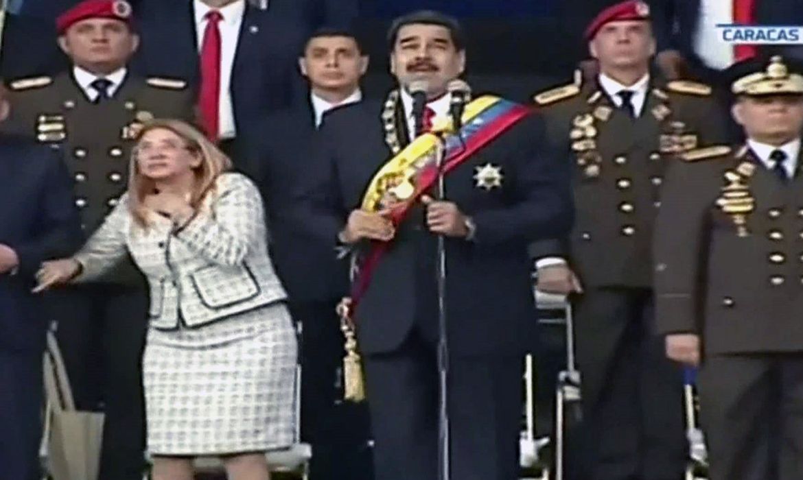 O presidente a Venezuela, Nicolás Maduro, afirma ter sofrido atentado e culpa presidente da Colômbia, Juan Manuel Santos.