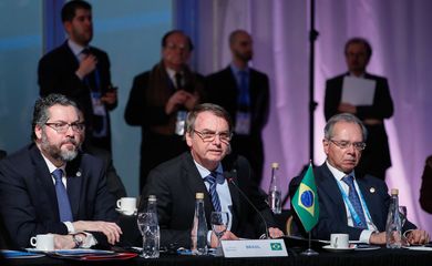 O presidente da República, Jair Bolsonaro, acompanhado dos ministros das Relações Exteriores, Ernesto Araújo, e da Economia, Paulo Guedes, discursa na 54ª Cúpula de Chefes de Estado do Mercosul, em Santa Fé, Argentina.