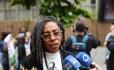 Rio de Janeiro (RJ), 11/07/2024 – A diretora executiva da Anistia Internacional no Brasil, Jurema Werneck fala durante manifestação de familiares e amigos de João Pedro, de 14 anos, morto durante uma operação conjunta da PF e da Polícia Civil no Complexo do Salgueiro, em São Gonçalo, em 2020, em ato em frente ao Tribunal de Justiça do Rio de Janeiro. Foto: Tomaz Silva/Agência Brasil