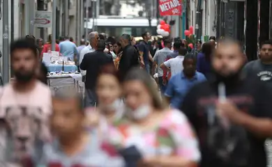Movimentação de pessoas nas ruas do centro da cidade.