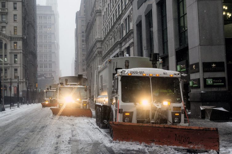 Tornados e onda de frio nos EUA matam sete pessoas e param vacinação