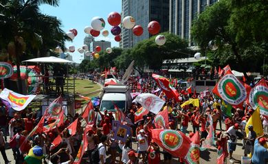 São Paulo - Jornada Nacional de Mobilização contra o impeachment no Vale do Anhangabaú. Participam da manifestação a Frente Brasil Popular, composta pela CUT, CTB e outras entidades do movimento social, MST, CMP, UNE, Marcha Mundial das