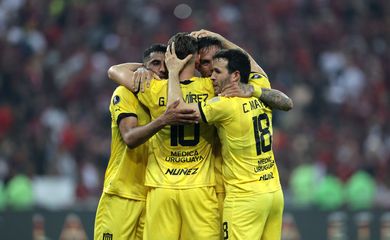 Soccer Football - Copa Libertadores - Quarter Final - First Leg - Flamengo v Penarol - Estadio Maracana, Rio de Janeiro, Brazil - September 19, 2024  Penarol's Camilo Mayada and teammates celebrate after the match REUTERS/Ricardo Moraes