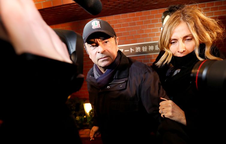 FILE PHOTO: Former Nissan Motor Chairman Carlos Ghosn accompanied by his wife Carole Ghosn, arrives at his place of residence in Tokyo, Japan, March 8, 2019. REUTERS/Issei Kato/File Photo