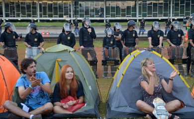 Brasília - Polícia legislativa retira os acampados do Movimento Brasil Livre, que pedem o impeachment da Presidenta Dilma Rousseff e manifestantes pró e contra Dilma se confrontam (Wilson Dias/Agência Brasil)