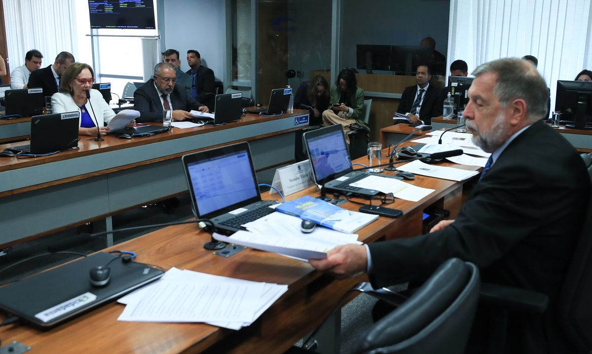Brasília (DF) 27/02/2024  Comissão de Educação do Senado votou o projeto de lei (PL 2.796/2021) que cria o marco legal para a indústria de jogos eletrônicos e para os jogos de fantasia. ( Senador, Flávio Arns, presidente da comissão). Foto Lula Marques/ Agência Brasil