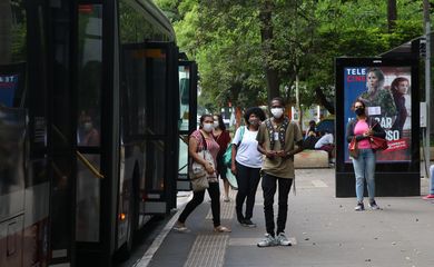 Ponto de ônibus na Avenida Paulista após liberação do uso da máscara em ambientes abertos.