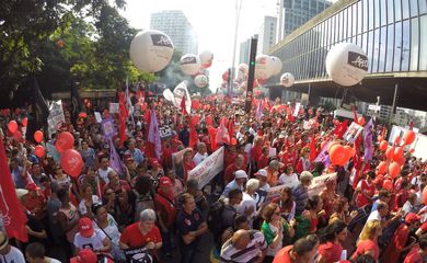 São Paulo - Manifestação em defesa do governo e da presidenta Dilma Rousseff, na Avenida Paulista (Juca Varella/Agência Brasil)
