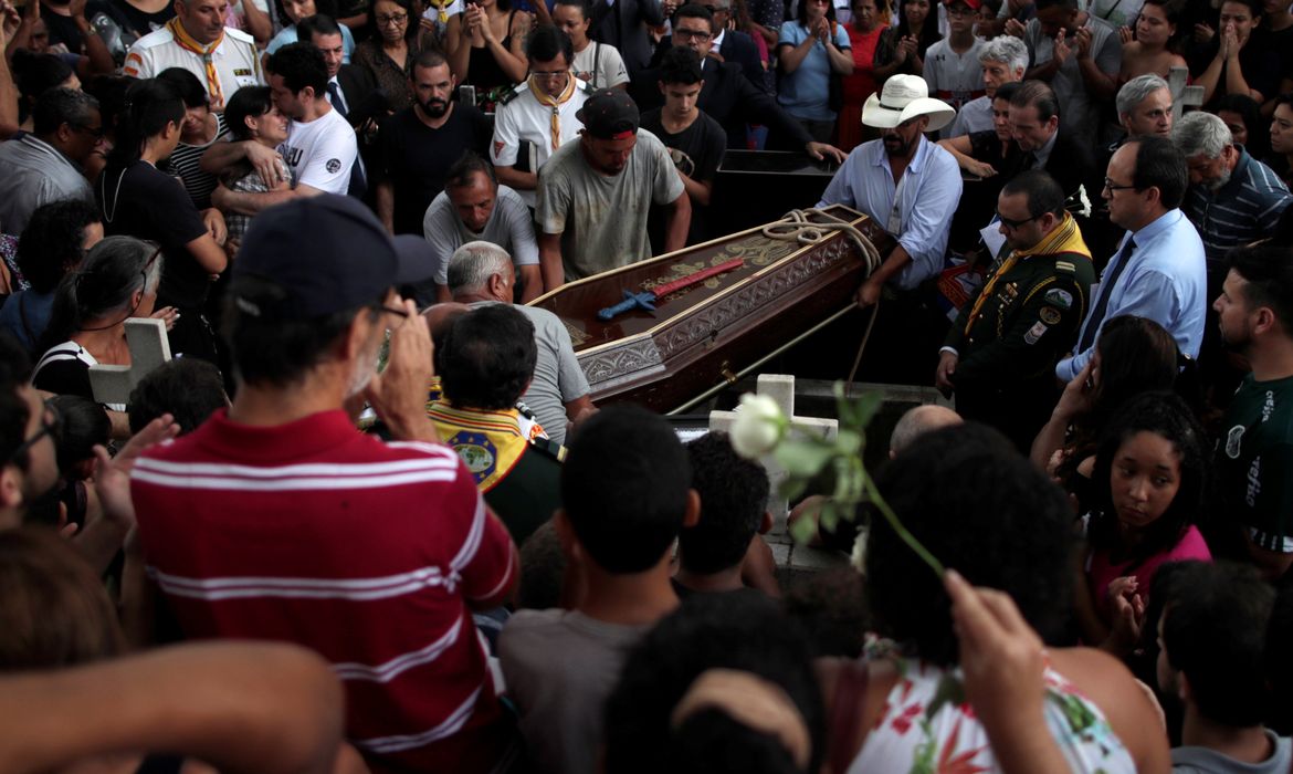 Caixão de uma das vítimas mortas em um tiroteio na Escola Raul Brasil, em Suzano, é enterrado durante funeral coletivo.