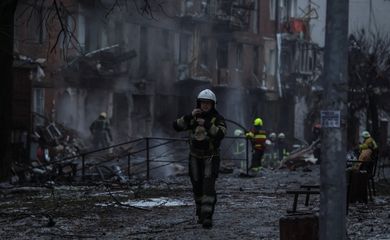 Equipes de resgate trabalham na área de um edifício residencial atingido por ataque de míssil russo em Vyshhorod