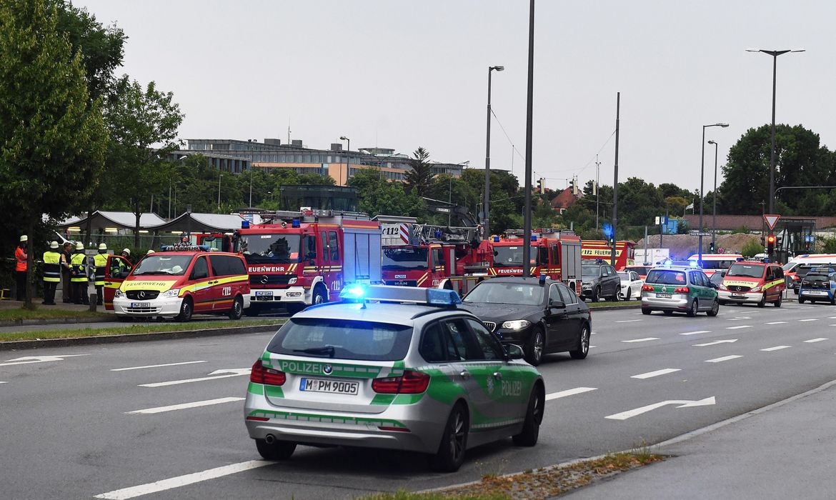 Veículos de resgate e da polícia chegam ao shopping de Munique onde atiradores mataram pelo menos seis pessoas (Agência Lusa/Direitos Reservados)
