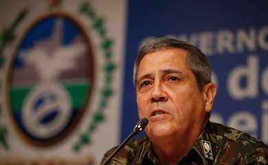 Rio de Janeiro - O interventor federal na segurança pública do Rio de Janeiro, general Walter Braga Netto, concede entrevista  à imprensa (Tânia Rêgo/Agência Brasil)