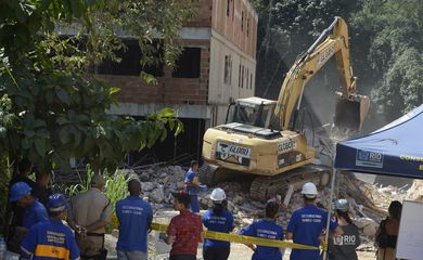 Prefeitura inicia trabalhos de demolição de dois prédios no condomínio Figueiras do Itanhangá, em Muzema, no Rio de Janeiro.