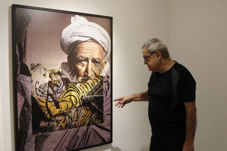 O fotógrafo e videoartista Arthur Omar realiza a exposição Retorno à Imagem: Afeganistão, no Sesc Copacabana, com sobreposições de imagens de sua viagem ao país 20 anos atrás.