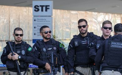 Brasília (DF) 10/09/2025 - Equipe de segurança no prédio da Primeira Turma do Supremo Tribunal Federal (STF) que realiza o quarto dia de julgamento dos réus do Núcleo 1 da trama golpista, formado pelo ex-presidente Jair Bolsonaro e mais sete aliados.  Foto: Fabio Rodrigues-Pozzebom/ Agência Brasil