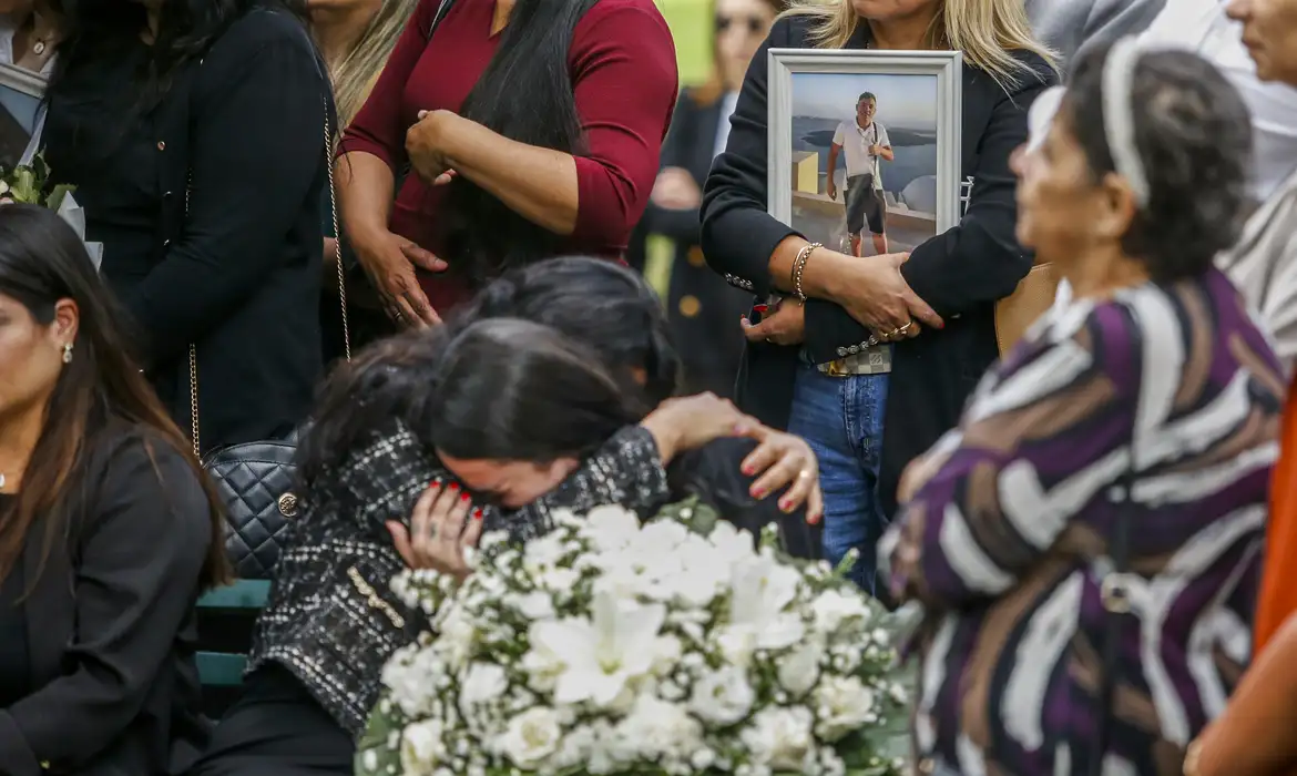 Paulo Pinto/Agência Brasil São Paulo (SP) - 26/12/2024- 100 fotos melhores de 2024, retrospectiva - Foto feita em 22/11/2024 - Enterro no Cemitério Gethsemani Morumbi, do estudante de medicina Marco Aurelio Cardenas Acosta, assassinado pela PM de São Paulo. Foto: Paulo Pinto/Agência Brasil