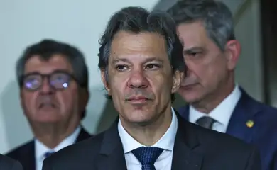 Brasília (DF), 11/02/2025 - Ministro da Fazenda Fernando Haddad, fala com jornalistas após reunião na residência oficial do Senado. Na reunião, os ministros vão entregar a Alcolumbre a lista dos projetos prioritários do governo federal em tramitação no Congresso e os que ainda serão enviados à Casa. Foto: Antônio Cruz/Agência Brasil