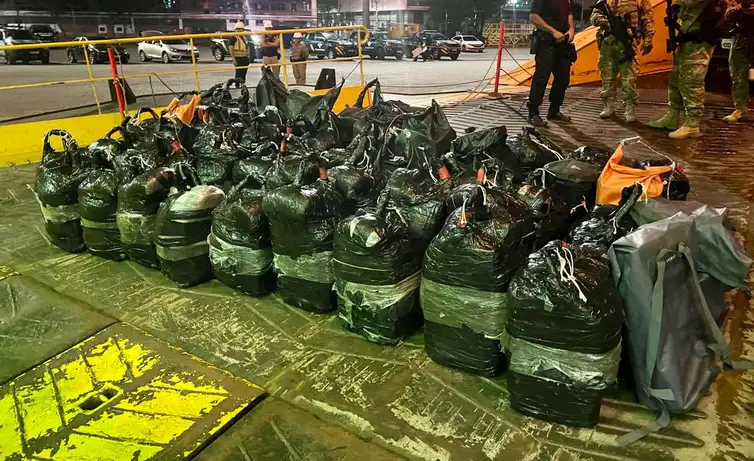 Brasília (DF) 06/11/2023 –  PF e PRF apreendem 1,5 tonelada de cocaína a bordo de navio que atracaria em Vitória.
Foto: Polícia Federal/SRES