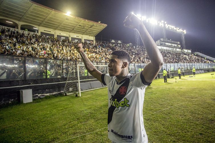 Vasco supera Ponte Preta, vence 1ª na Série B e põe fim a jejum