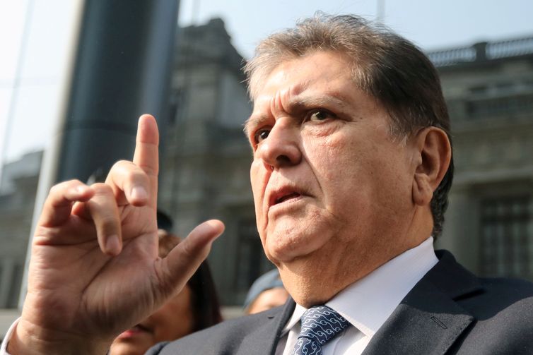 Resultado de imagem para alan garcia manifestação