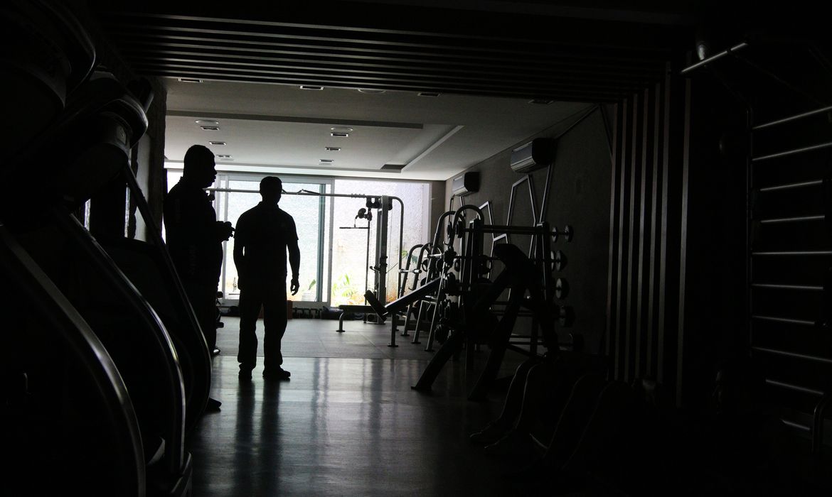 São Paulo (SP), 06/11/2023 - A academia Fitness funciona apenas parcialmente por causa da falta de energia após blecaute da Enel desde sexta (3) na Vila Saúde. Foto: Rovena Rosa/Agência Brasil