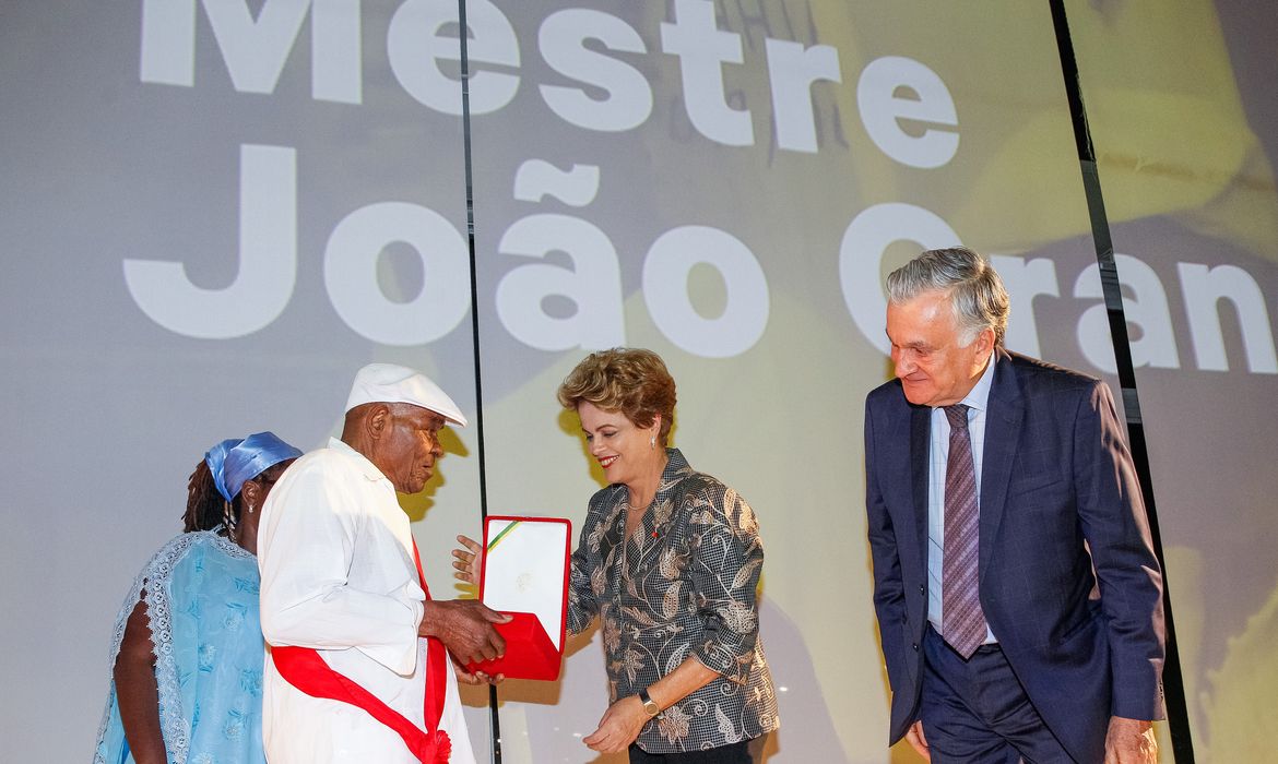 Brasília - Presidenta Dilma Rousseff e o ministro da Cultura, Juca Ferreira, entregam a Ordem do Mérito Cultural 2015 ao mestre João Grande, em cerimônia no Palácio do Planalto (Roberto Stuckert Filho/PR)
