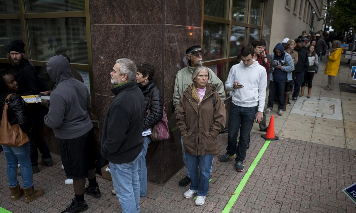 Eleições Estados Unidos - Moradores participam de votação antecipada em Raleigh, Carolina do Norte. Os EUA promovem eleições legislativas no dia 4 de novembro. EPA/Keith Bedford/Agência Lusa/Direitos Reservados