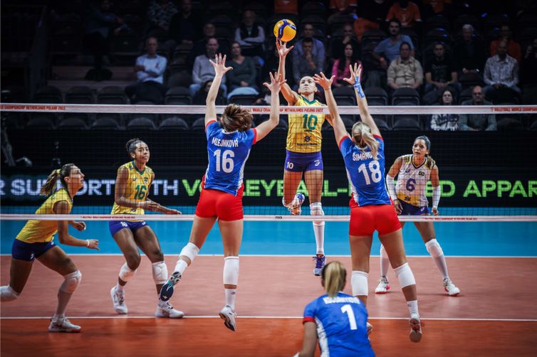 Brasil estreia com vitória tranquila no Sul-Americano Feminino de Vôlei -  Superesportes