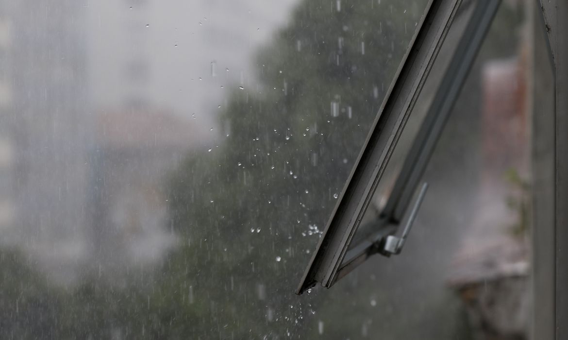 Chuvas na área central do Rio de Janeiro estão associadas à aproximação de frente fria com previsão de reduzir temperaturas na região sudeste.