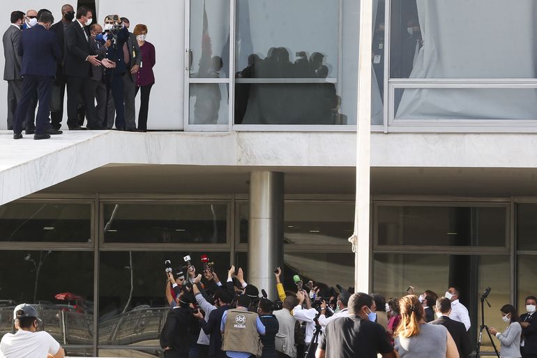 O presidente Jair Bolsonaro fala à imprensa da rampa do Palácio do Planalto