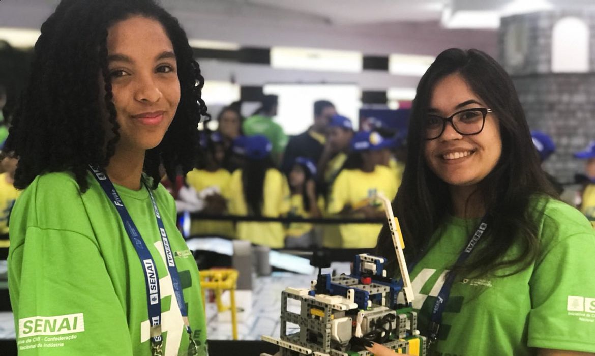 Lívia Damião Vieira e Ana Paula Rocha integram uma equipe de robótica que disputa a Olimpíada do Conhecimento.