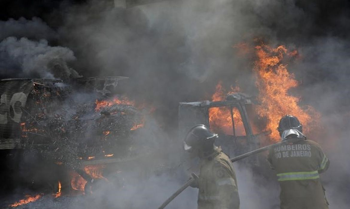 Bombeiros apagam chamas de caminhão queimado perto da Cidade Alta, no Rio de Janeiro (Reuters/Direitos Reservados)