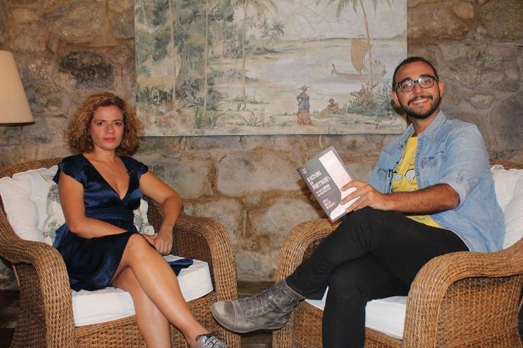 Raphael Montes conversa com a jornalista portuguesa Joana Gorjão Henriques