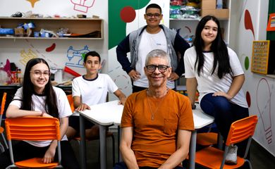 Rio de Janeiro (RJ), 16/09/2024 - Os estudantes Jéssica Maysa Sousa, Pedro Araújo, Isaac Filipe e Marcelle Muniz e o professor Antonio Miranda, da Escola Municipal Nilo Peçanha, em São Cristóvão, zona norte da cidade. Foto: Tânia Rêgo/Agência Brasil